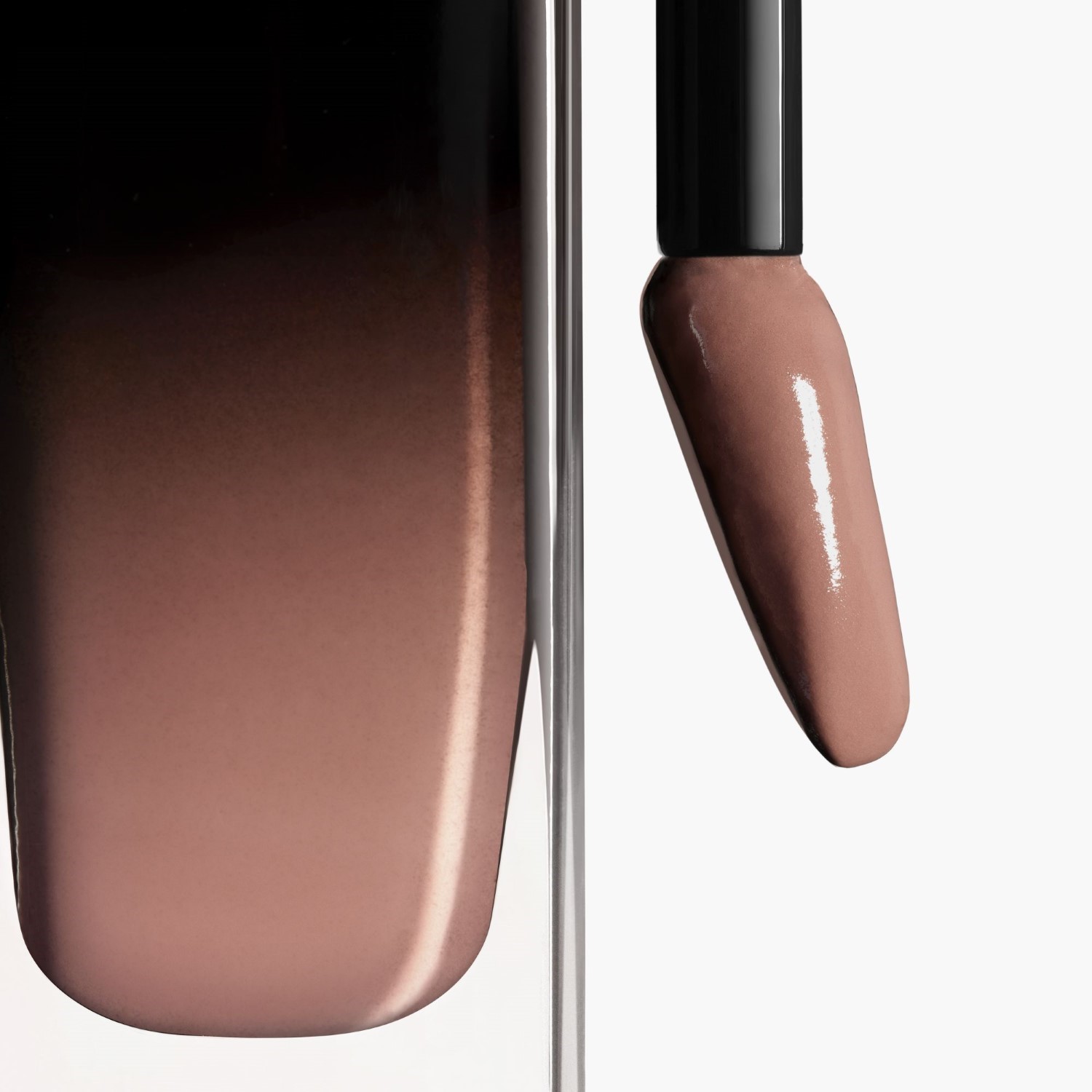 LA BARRA DE LABIOS LÍQUIDA BRILLANTE DE LARGA DURACIÓN